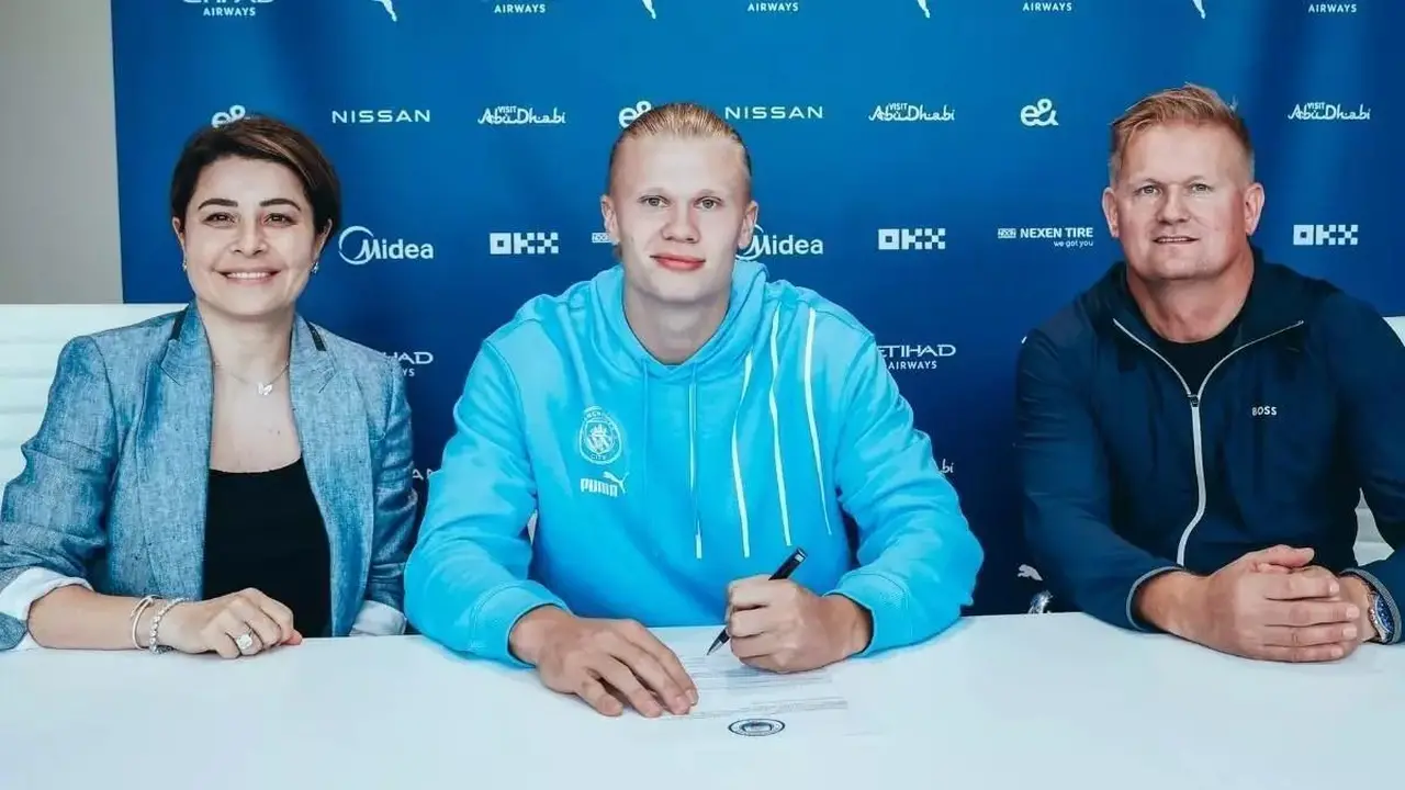 وكيلة هالاند ترد على أنباء دخول برشلونة في مفاوضات لضم المهاجم النرويجي